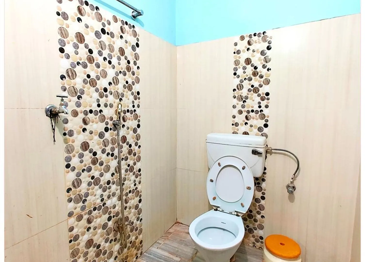 Hotel Teerth Guest House Varanasi Near G͎Odowlia Chauraha - 100 Meter From Baba Biswanath Temple And Ganga Arti Dashashwamedh Ghat - #Prime Location #Fully Air Conditioned Rooms - #Restaurant #Wi-Fi Facility - Best Seller In Varanasi