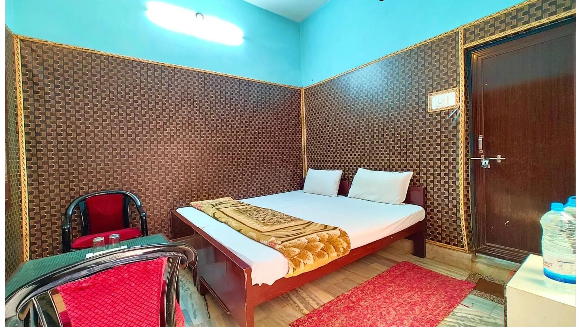 Hotel Teerth Guest House Varanasi Near G͎Odowlia Chauraha - 100 Meter From Baba Biswanath Temple And Ganga Arti Dashashwamedh Ghat - #Prime Location #Fully Air Conditioned Rooms - #Restaurant #Wi-Fi Facility - Best Seller In Varanasi Indien