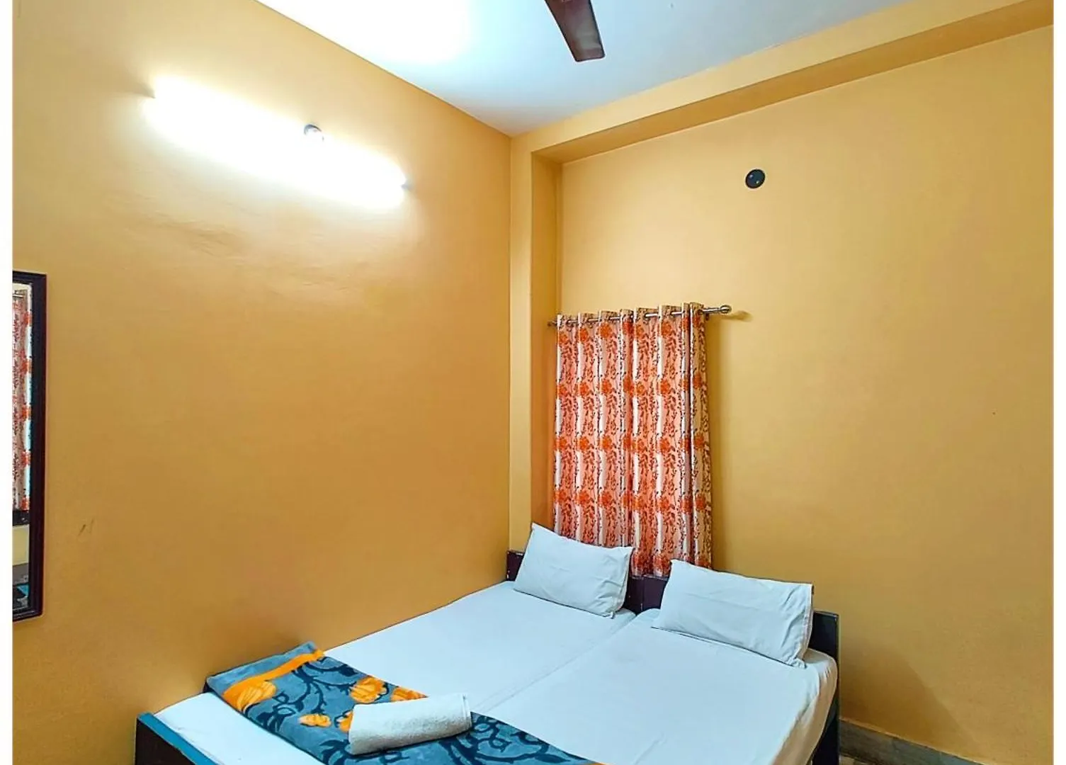 Hotel Teerth Guest House Varanasi Near G͎Odowlia Chauraha - 100 Meter From Baba Biswanath Temple And Ganga Arti Dashashwamedh Ghat - #Prime Location #Fully Air Conditioned Rooms - #Restaurant #Wi-Fi Facility - Best Seller In Varanasi Indien