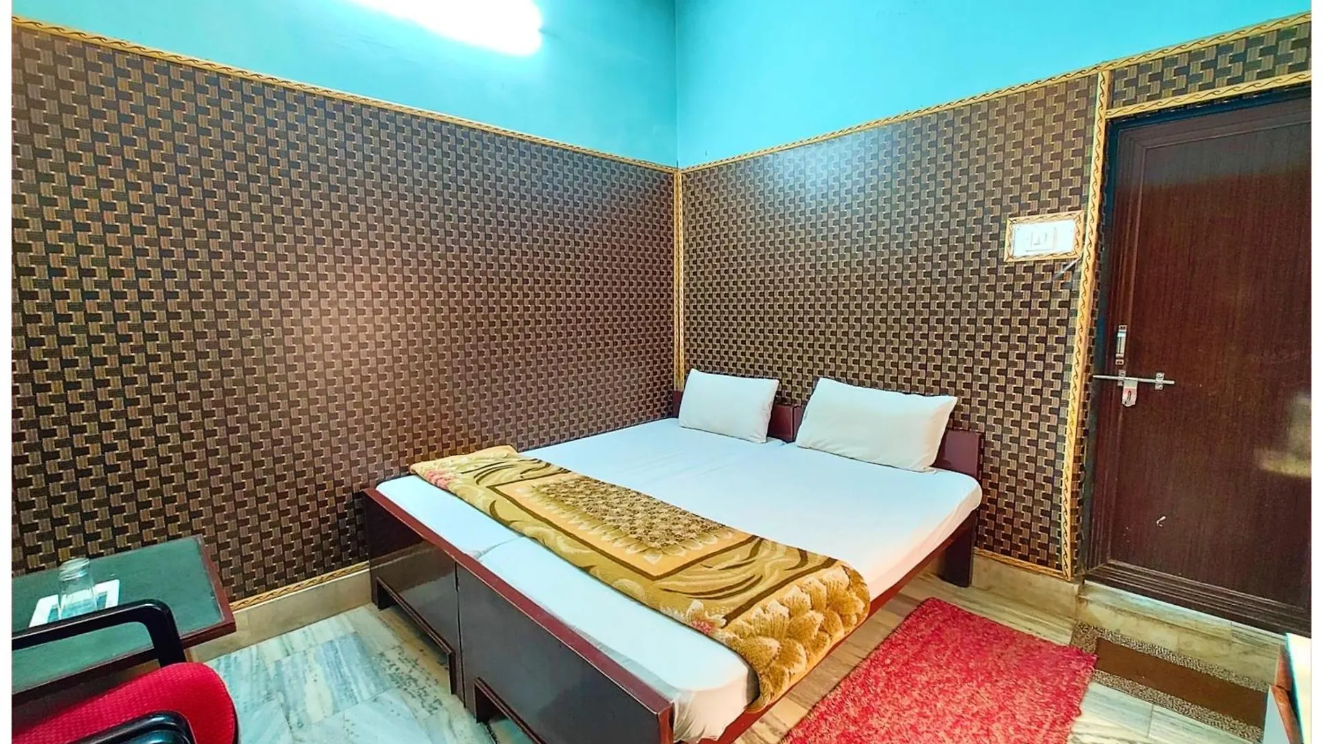Hotel Teerth Guest House Varanasi Near G͎Odowlia Chauraha - 100 Meter From Baba Biswanath Temple And Ganga Arti Dashashwamedh Ghat - #Prime Location #Fully Air Conditioned Rooms - #Restaurant #Wi-Fi Facility - Best Seller In Varanasi 4*,