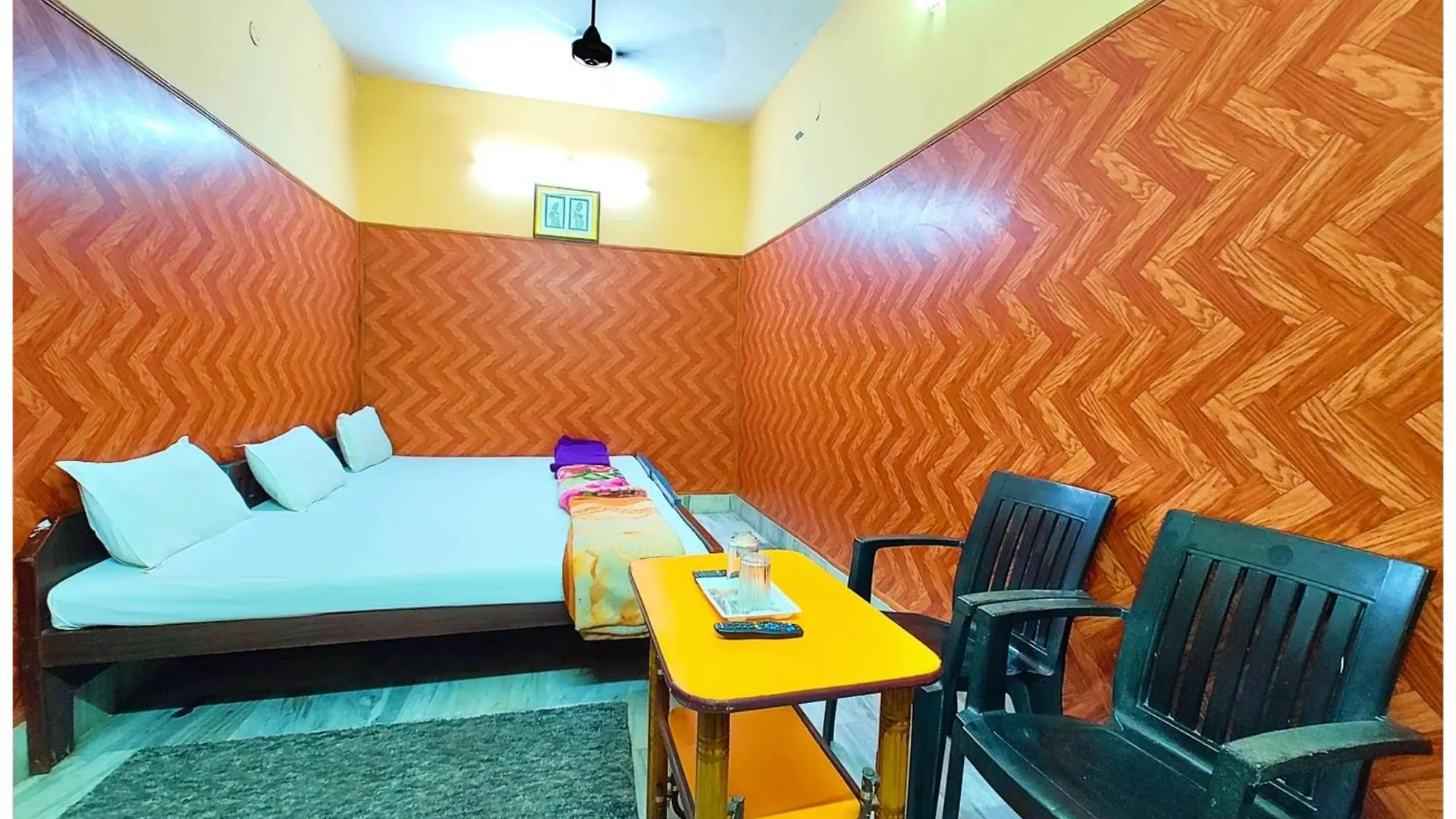 Hotel Teerth Guest House Varanasi Near G͎Odowlia Chauraha - 100 Meter From Baba Biswanath Temple And Ganga Arti Dashashwamedh Ghat - #Prime Location #Fully Air Conditioned Rooms - #Restaurant #Wi-Fi Facility - Best Seller In Varanasi