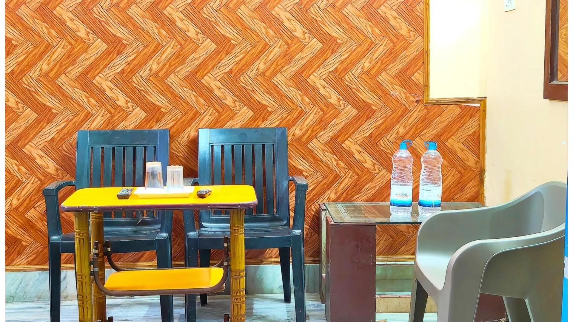 Hotel Teerth Guest House Varanasi Near G͎Odowlia Chauraha - 100 Meter From Baba Biswanath Temple And Ganga Arti Dashashwamedh Ghat - #Prime Location #Fully Air Conditioned Rooms - #Restaurant #Wi-Fi Facility - Best Seller In Varanasi 4*,