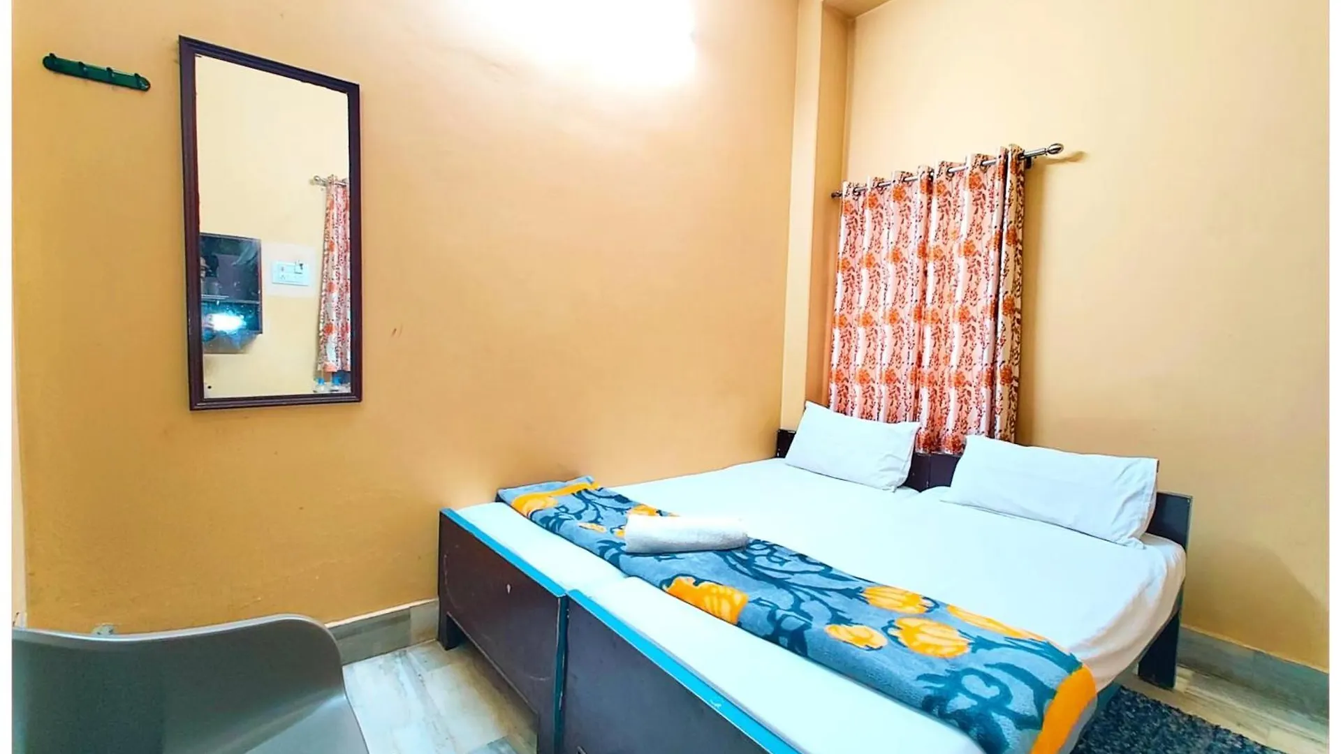 Hotel Teerth Guest House Varanasi Near G͎Odowlia Chauraha - 100 Meter From Baba Biswanath Temple And Ganga Arti Dashashwamedh Ghat - #Prime Location #Fully Air Conditioned Rooms - #Restaurant #Wi-Fi Facility - Best Seller In Varanasi Indien