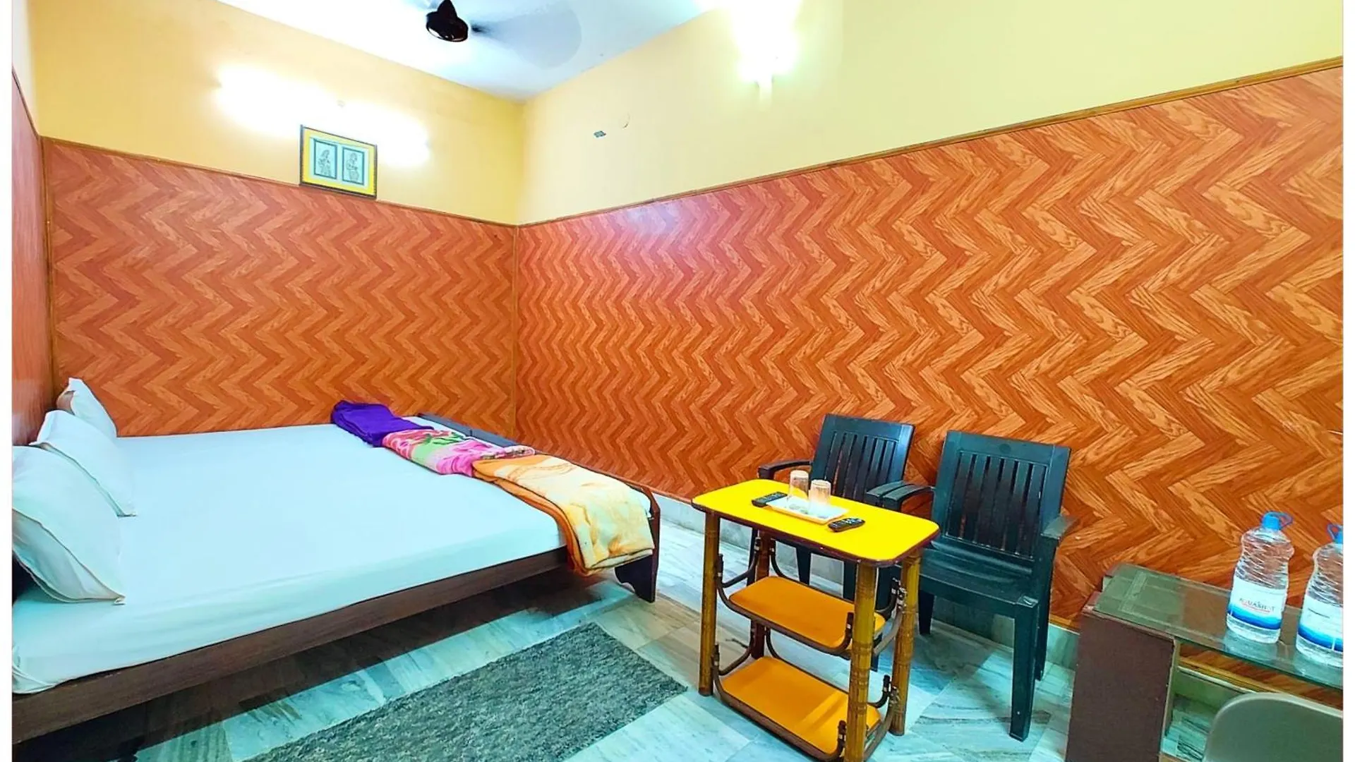 Hotel Teerth Guest House Varanasi Near G͎Odowlia Chauraha - 100 Meter From Baba Biswanath Temple And Ganga Arti Dashashwamedh Ghat - #Prime Location #Fully Air Conditioned Rooms - #Restaurant #Wi-Fi Facility - Best Seller In Varanasi 4*,  Indien