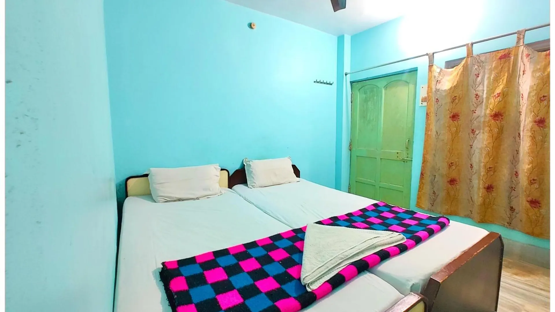 Hotel Teerth Guest House Varanasi Near G͎Odowlia Chauraha - 100 Meter From Baba Biswanath Temple And Ganga Arti Dashashwamedh Ghat - #Prime Location #Fully Air Conditioned Rooms - #Restaurant #Wi-Fi Facility - Best Seller In Varanasi