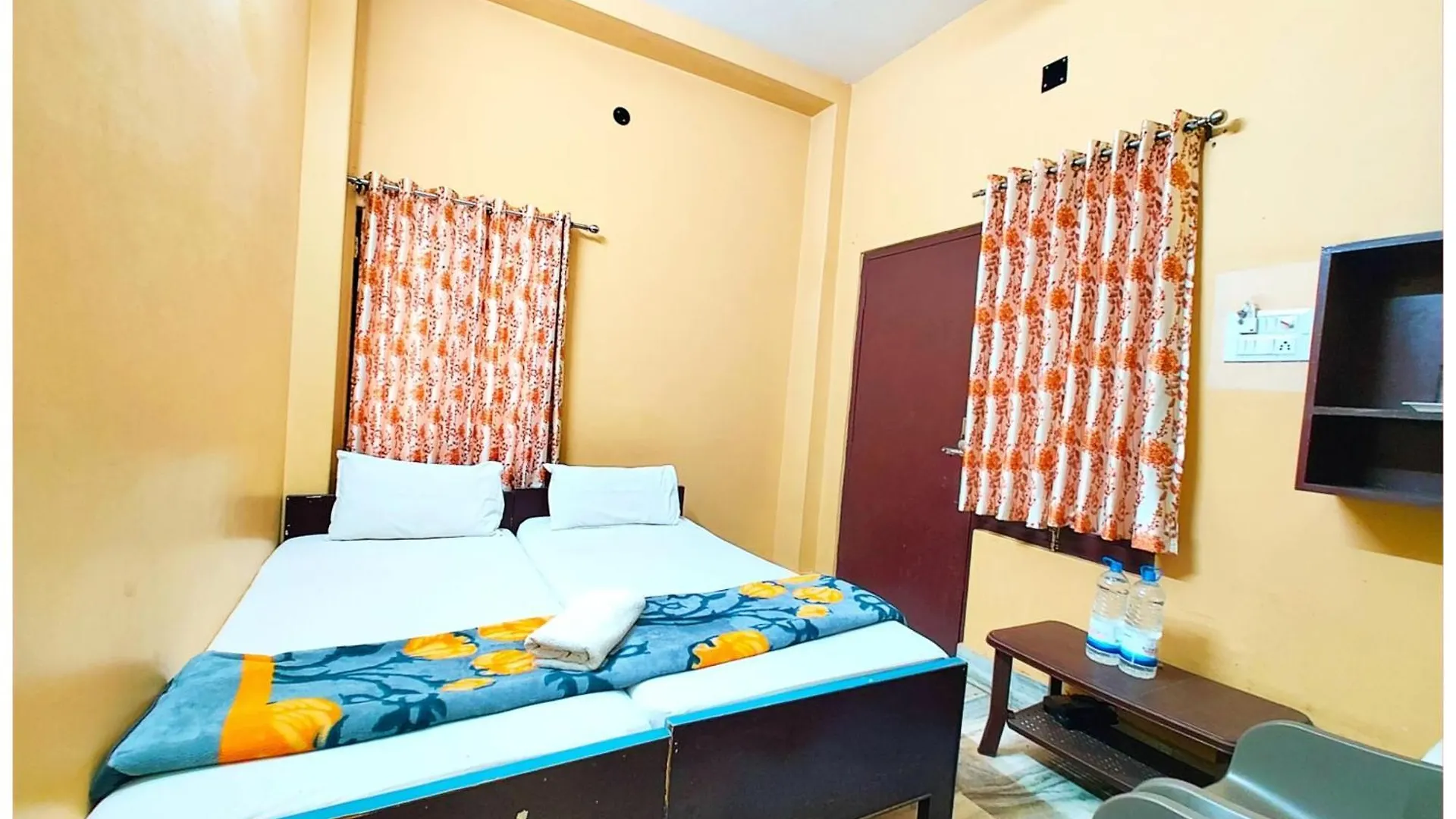 Hotel Teerth Guest House Varanasi Near G͎Odowlia Chauraha - 100 Meter From Baba Biswanath Temple And Ganga Arti Dashashwamedh Ghat - #Prime Location #Fully Air Conditioned Rooms - #Restaurant #Wi-Fi Facility - Best Seller In Varanasi