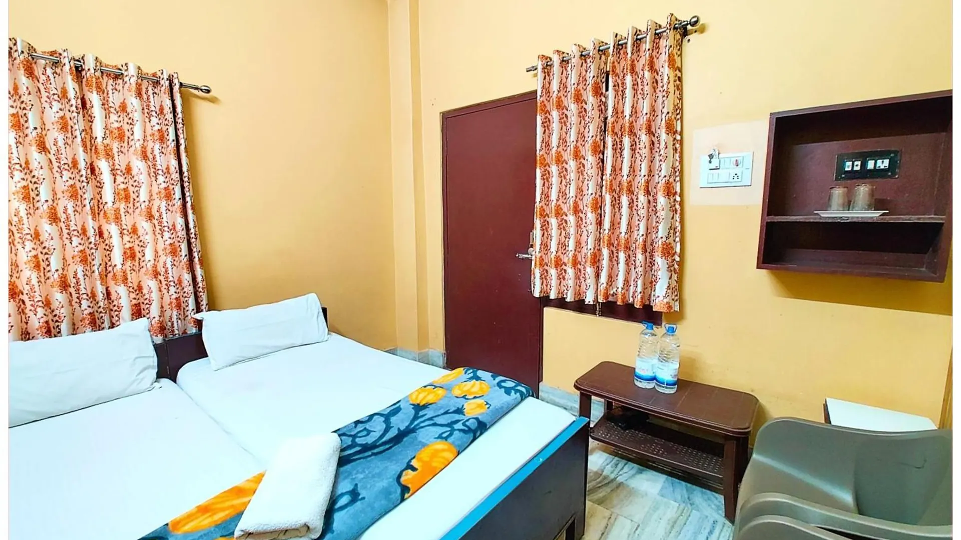 Hotel Teerth Guest House Varanasi Near G͎Odowlia Chauraha - 100 Meter From Baba Biswanath Temple And Ganga Arti Dashashwamedh Ghat - #Prime Location #Fully Air Conditioned Rooms - #Restaurant #Wi-Fi Facility - Best Seller In Varanasi